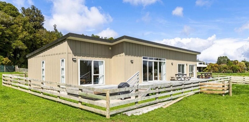 2 Sarona Park Drive, Omanawa, Omanawa - Carousel 1