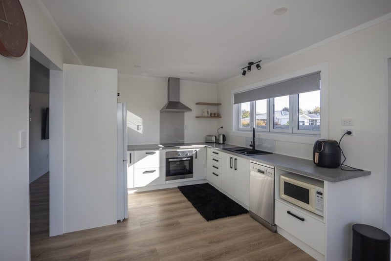 20 Sandringham Street, Oamaru, Waitaki, Otago - Carousel 2