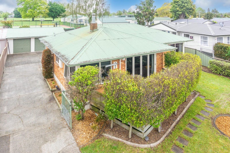 14 Jeanette Street, Glenview, Hamilton - Carousel 1