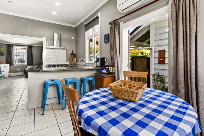 115 Charlotte Crescent, Mayfair, Hastings - Carousel 2