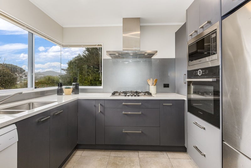 21 Saunders Close, Whitby, Porirua - Carousel 2