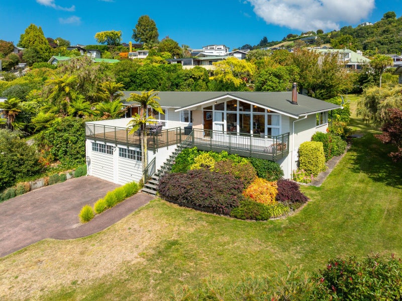 8 Earle Place, Acacia Bay, Taupo - Carousel 1