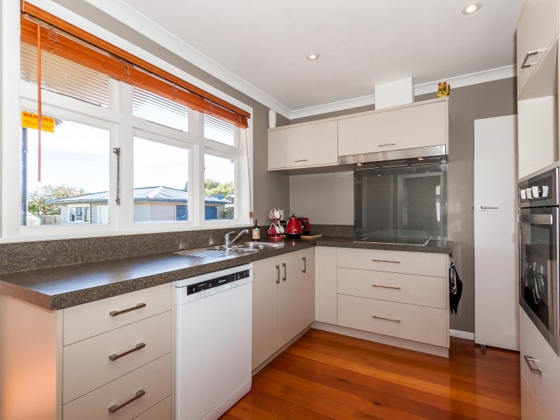 11 Belvedere Crescent, Takaro, Palmerston North - Carousel 2