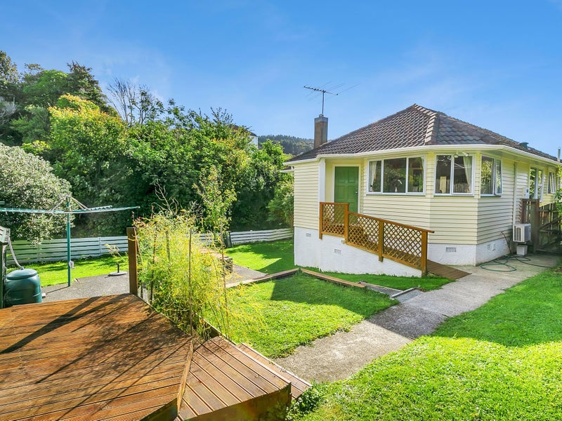 25 Larsen Crescent, Tawa, Wellington - Carousel 1