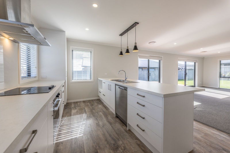 6 Corsica Court, Fitzherbert, Palmerston North - Carousel 2