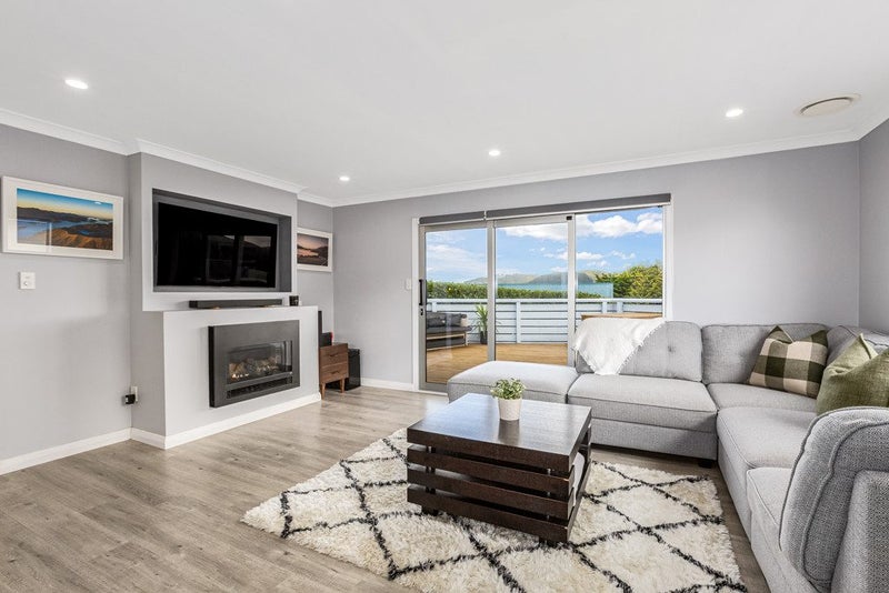 12 Mossburn Grove, Kelson, Lower Hutt - Carousel 2