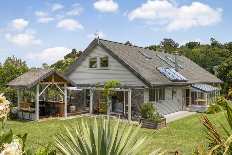 7 Grasmere Way, Bethlehem, Tauranga - Carousel 1