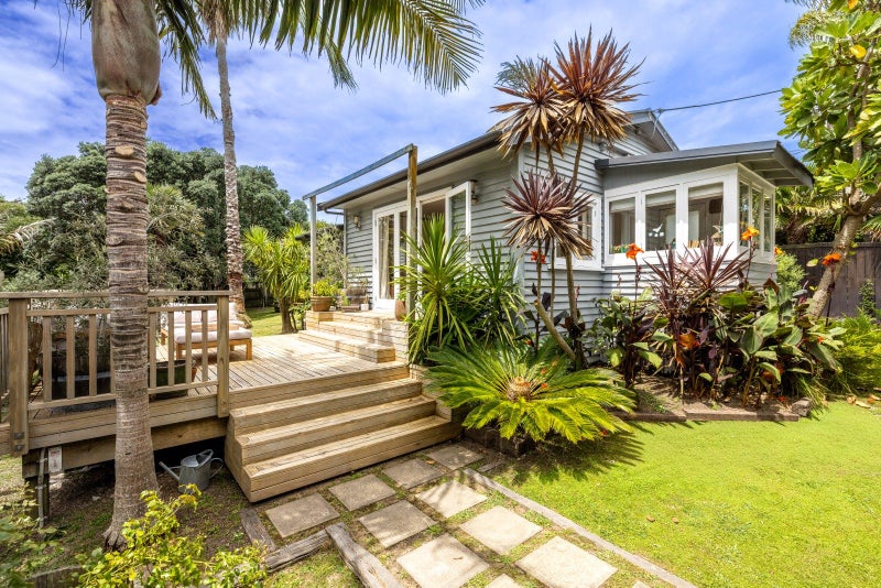 3 Miami Avenue, Surfdale, Waiheke Island - Carousel 1