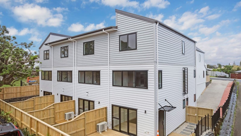 8/21 Baird Street, Howick, Auckland - Carousel 1