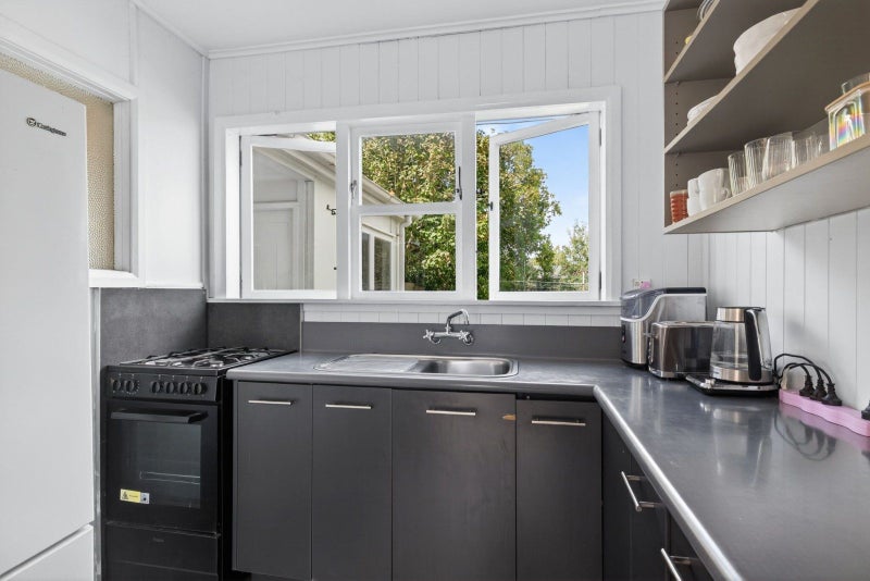 4 Renfrew Place, Highbury, Palmerston North - Carousel 2