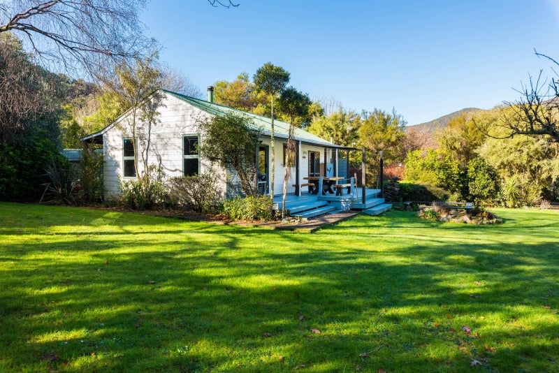 5B Lady Cobham Grove, Anakiwa, Picton - Carousel 1