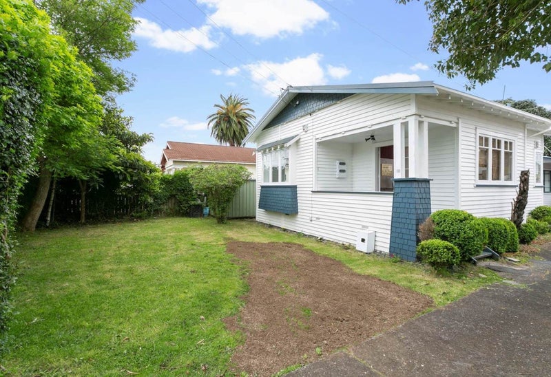 1A Hazel Avenue, Three Kings, Auckland - Carousel 1