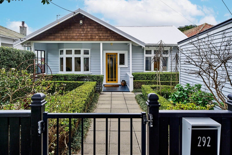 292 The Parade, Island Bay, Wellington - Carousel 1