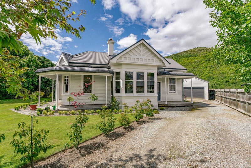 6 Innes Place, Arrowtown, Arrowtown - Carousel 1