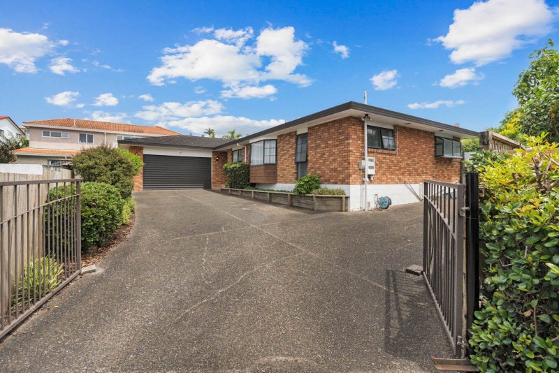 37 Whiting Grove, West Harbour, Auckland - Carousel 1