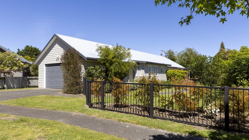 8 Haines Grove, Rainbow Point, Taupō - Carousel 1