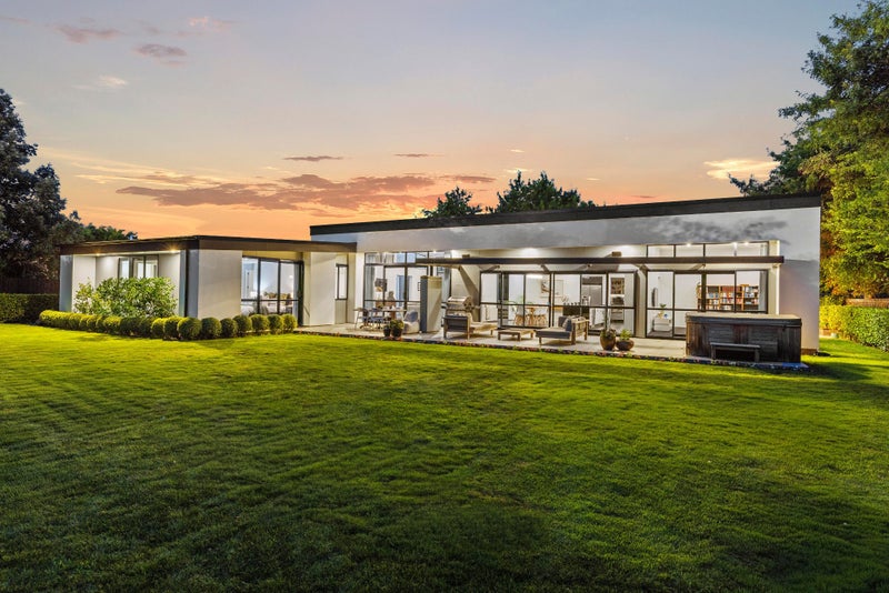 7 Carnaby Close, St Albans, Christchurch - Carousel 1