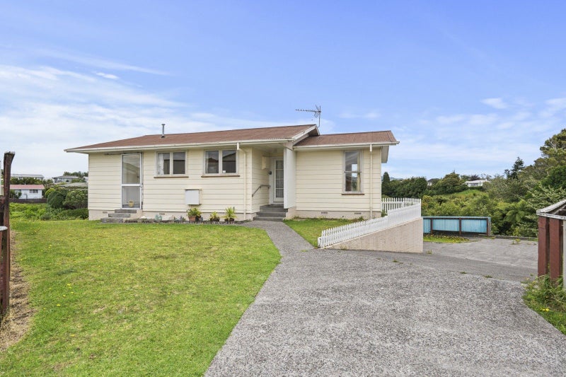 8 Kelvin Place, Westown, New Plymouth - Carousel 1