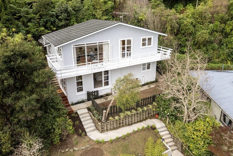 8 Damian Grove, Waterloo, Lower Hutt - Carousel 1