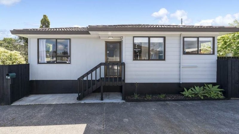 2/221 Waitemata Drive, Ranui, Auckland - Carousel 1