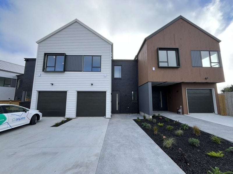15 Puihi Crescent, Massey, Auckland - Carousel 1