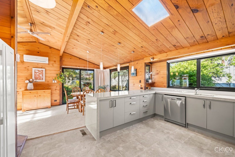 5 Seymour Grove, Kingsley Heights, Upper Hutt - Carousel 2