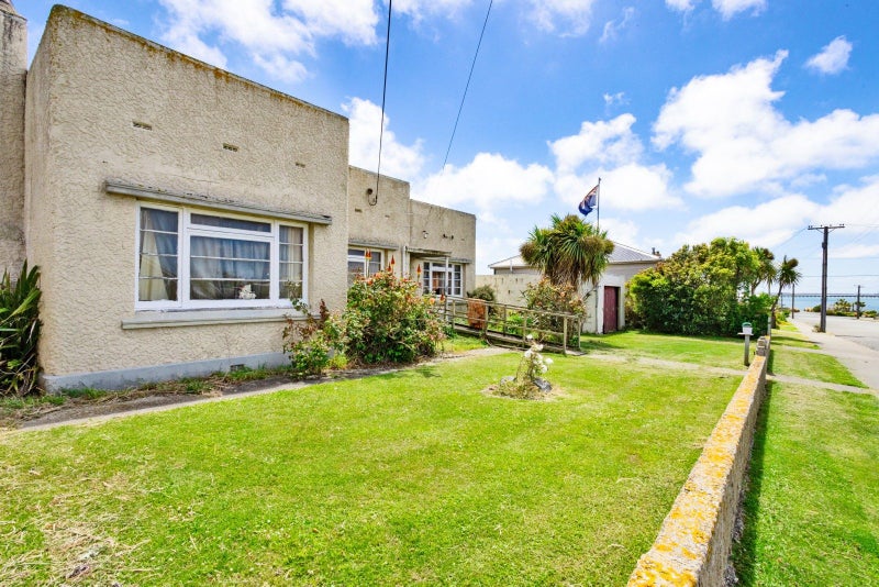 21 Henderson Street, Bluff - Carousel 1