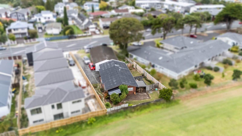 2/33 Akoranga Drive, Northcote, Auckland - Carousel 16