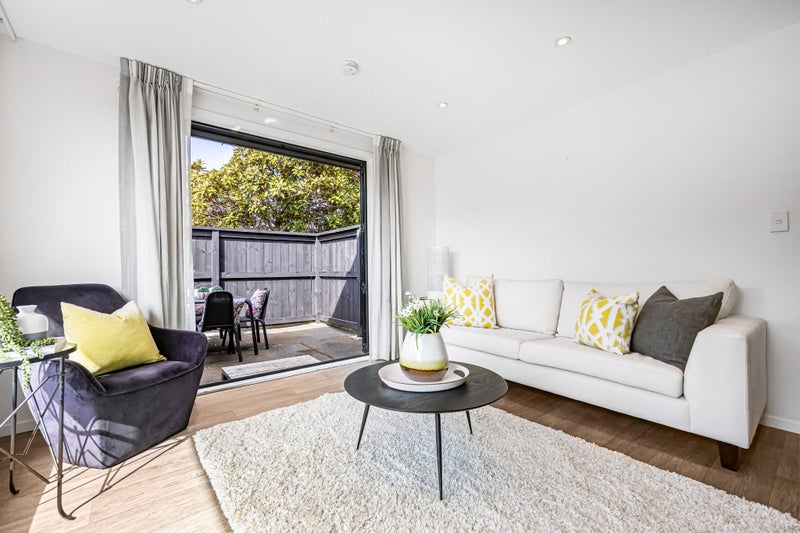5/108 Unsworth Drive, Unsworth Heights, Auckland - Carousel 1