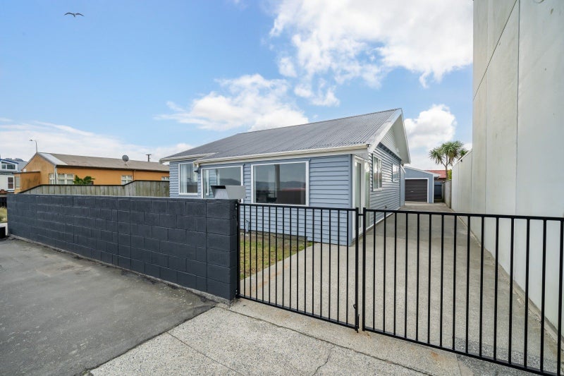 221 The Esplanade, Petone, Lower Hutt - Carousel 1
