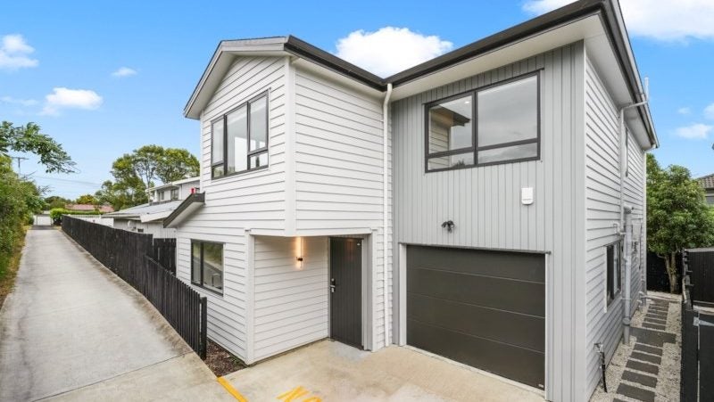 15A Koromiko Street, New Lynn, Auckland - Carousel 1