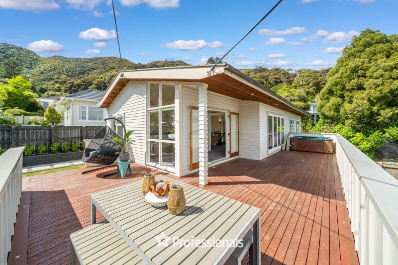 215 Whites Line East, Waiwhetu, Lower Hutt - Carousel 1