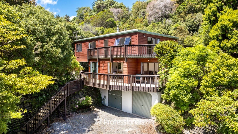 8 King Charles Drive, Kingsley Heights, Upper Hutt - Carousel 1