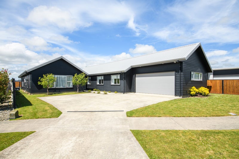 10 Mediterranean Grove, Fitzherbert, Palmerston North - Carousel 1