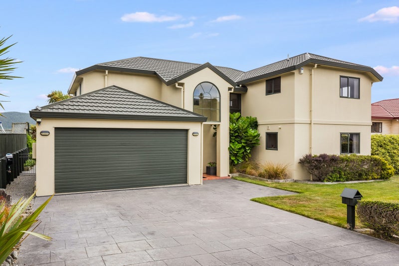 138 Woodman Drive, Tawa, Wellington - Carousel 1