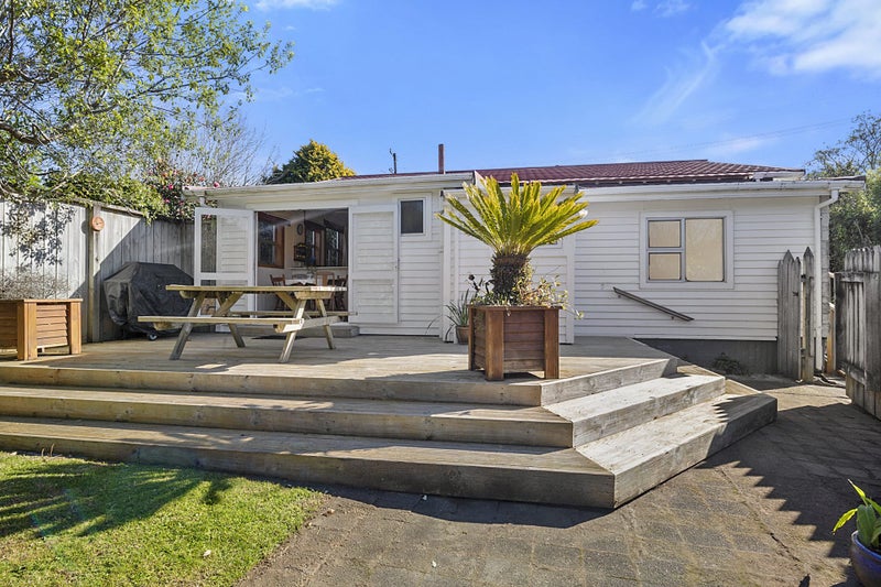 1 Queens Road, Glen Avon, New Plymouth - Carousel 1