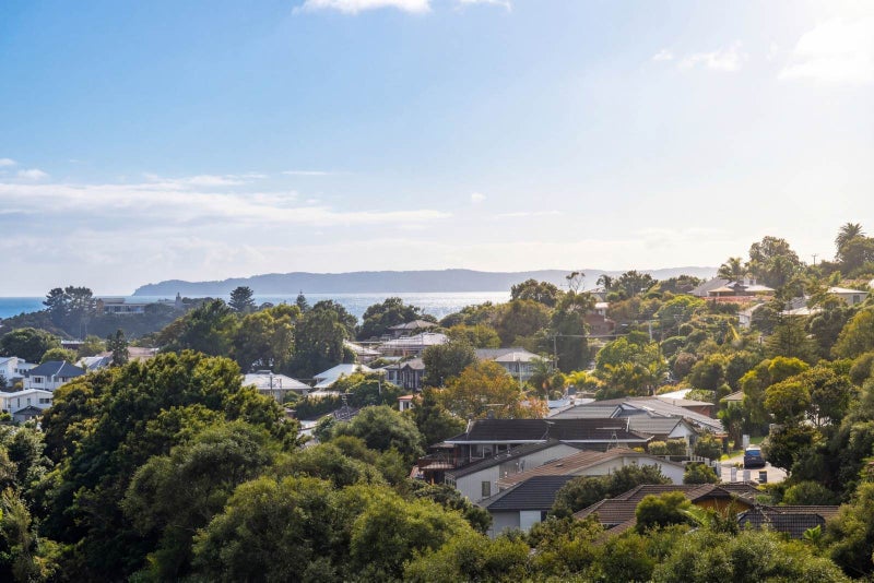101 Bayside Drive, Browns Bay, Auckland - Carousel 2