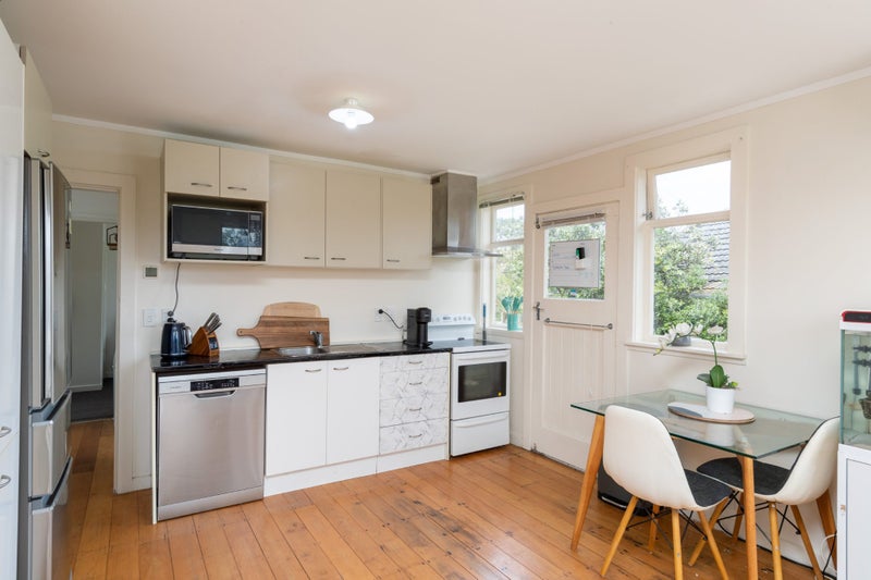 11 Dorset Grove, Cannons Creek, Porirua - Carousel 1