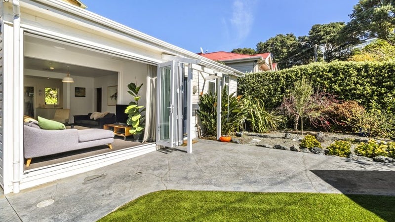 21 Beach Street, Island Bay, Wellington - Carousel 1