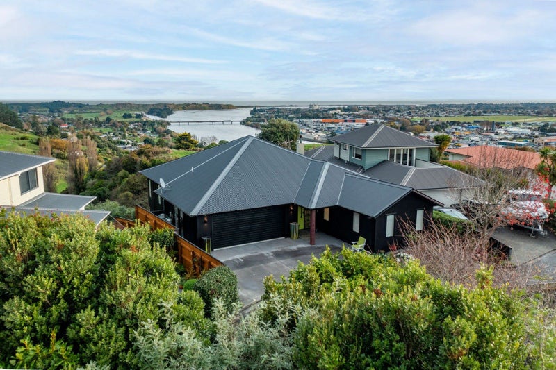 24 Tower Crescent, Durie Hill, Whanganui - Carousel 1