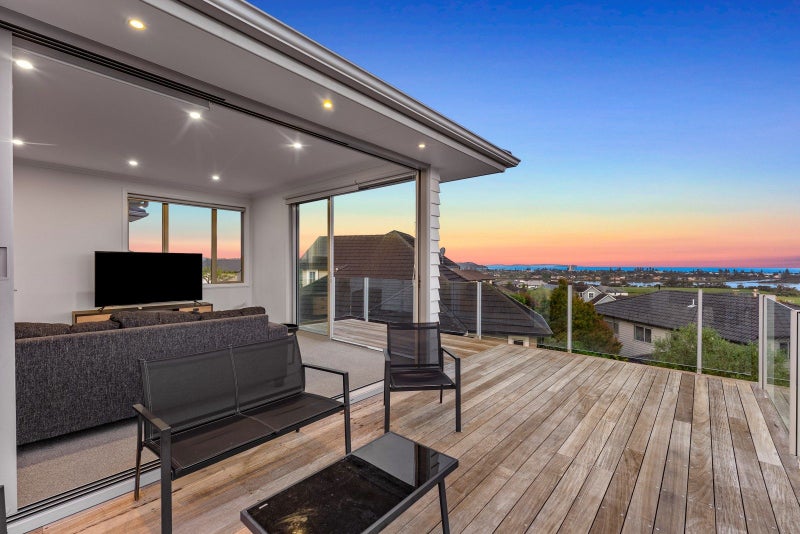 10 Walter Crescent, Silverdale, Silverdale - Carousel 2