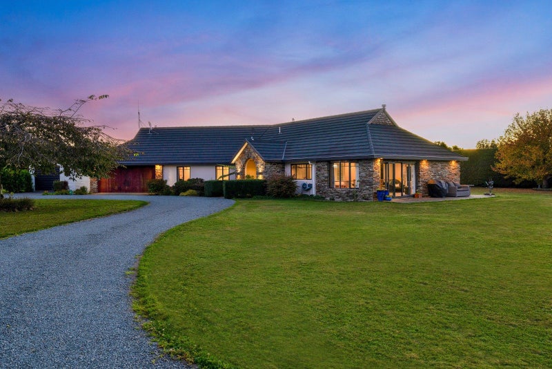 27 Pohutukawa Drive, Levin, Horowhenua, Manawatu / Whanganui - Carousel 1