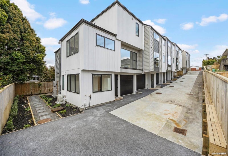 3/88 Te Atatu Road, Te Atatu South, Auckland - Carousel 1