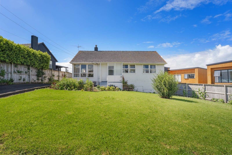 8 Clairville Crescent, Wai o Taiki Bay, Auckland - Carousel 2