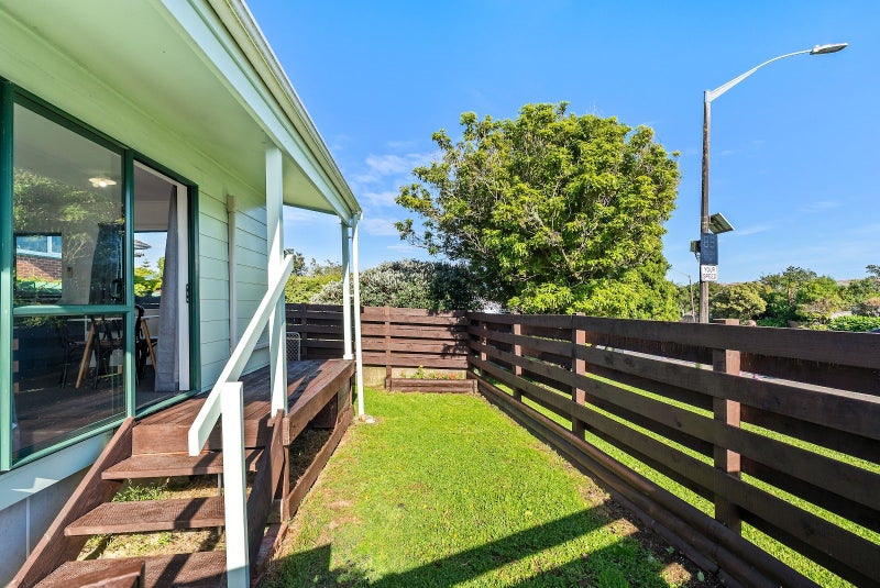 32A Horokiwi Road West, Newlands, Wellington - Carousel 2