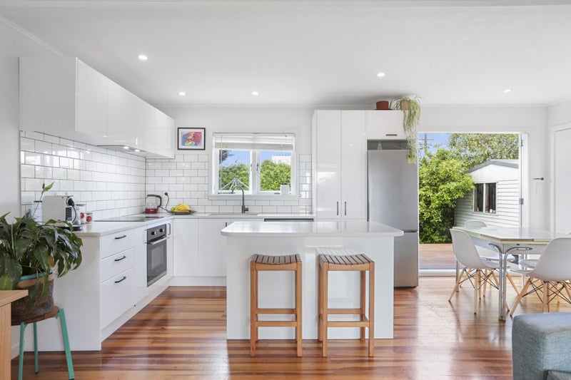 697 Te Atatu Road, Te Atatu Peninsula, Auckland - Carousel 2