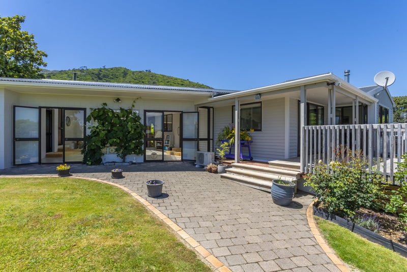 10 Winara Avenue, Waikanae - Carousel 1