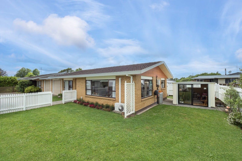 8 Conrad Place, Leamington, Cambridge - Carousel 1