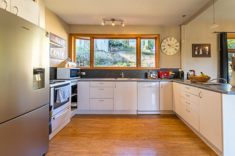 10 Castlewood Road, Company Bay, Dunedin - Carousel 2