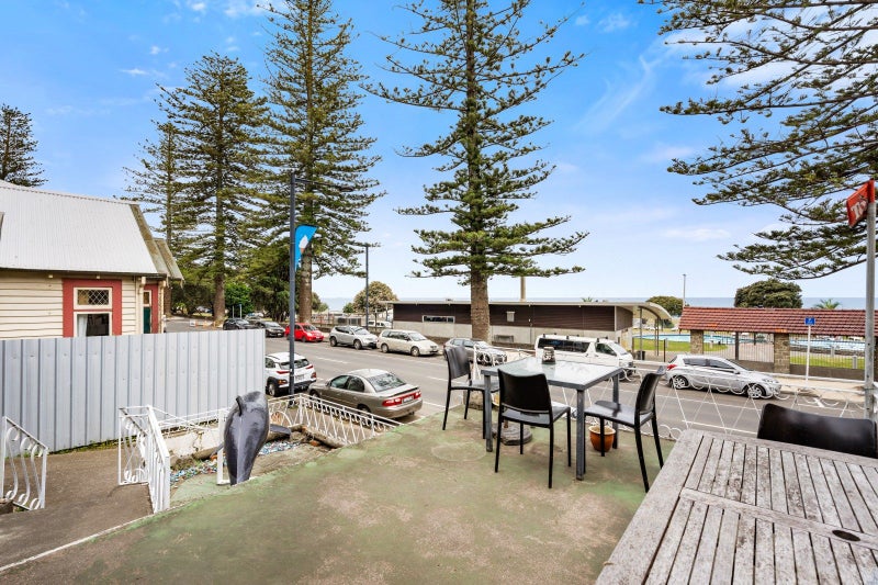 33 Marine Parade, Bluff Hill, Napier - Carousel 2